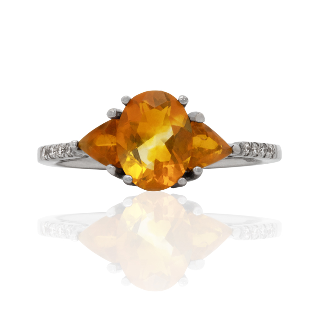 Cod. 0622-028AN

&nbsp;

Anel em ouro branco 18k com 2,29cts de opala oval e 0,8cts de brilhante.