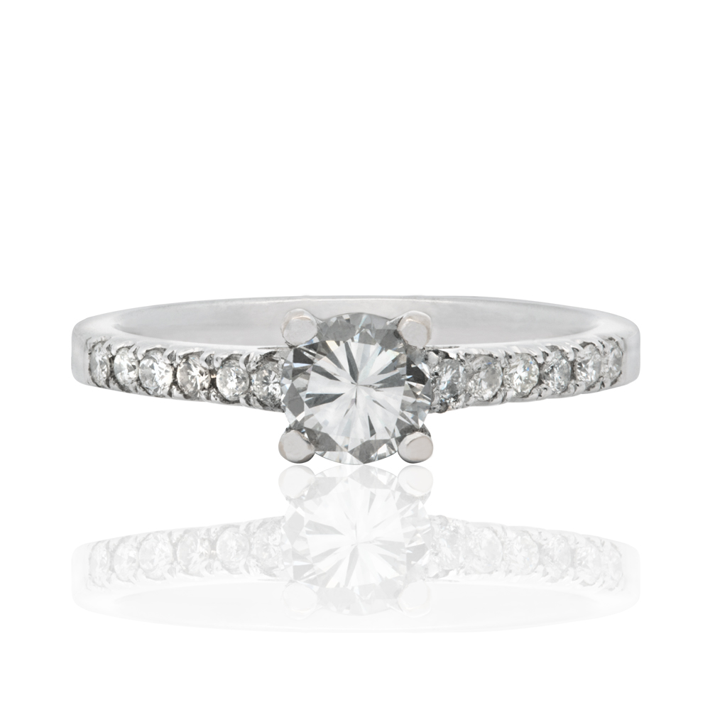 Cod. 001-010AN

&nbsp;

Nosso modelo minimalista para pedidos de noivado.

Anel em ouro branco 18k com 0,40cts de diamante round central com 4 garras e brilhantes na meia volta do aro lateral.

Fazemos sob encomenda no tamanho que desejar.

Consulte nossos prazos.

&nbsp;

&nbsp;