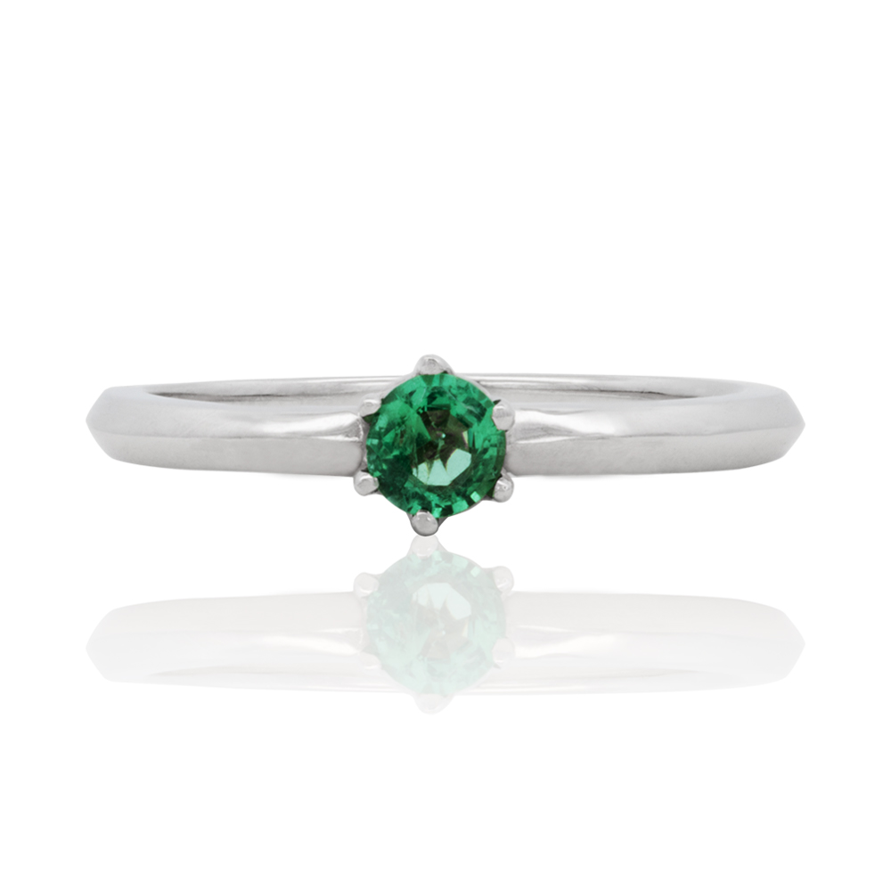 Cod. 0522-038AN

&nbsp;

Anel de ouro branco 18k com 0,20ct de esmeralda round.