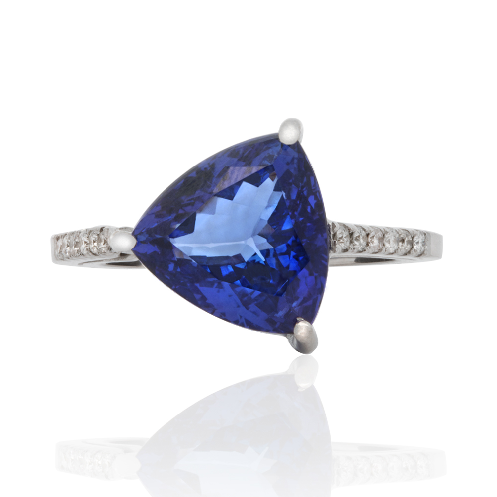 Cod. 002-010AN

&nbsp;

Anel em ouro branco 18k com 5,52cts de tanzanita em formato trillion e 0,11ct de brilhantes.