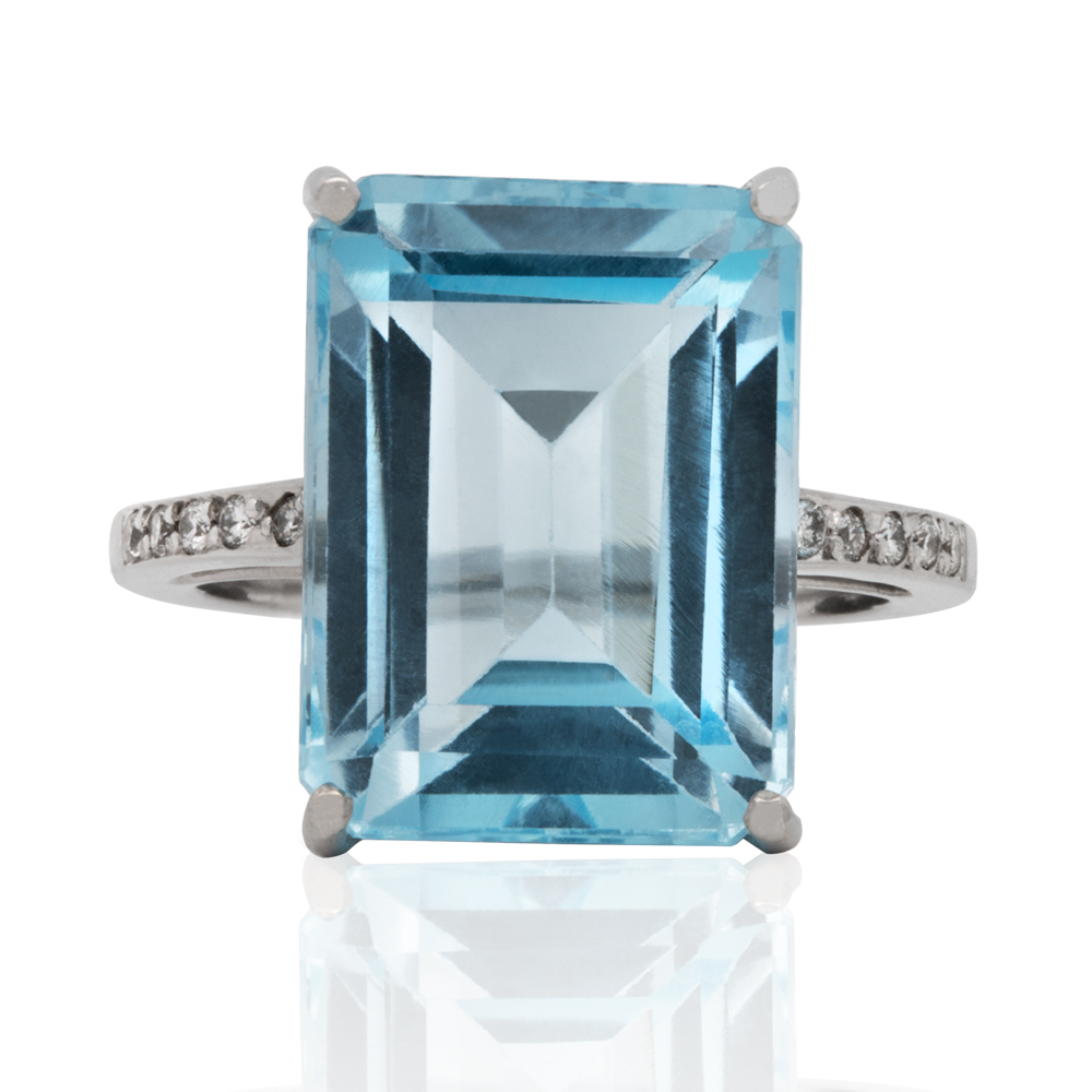Cod. XXXXXXXX

&nbsp;

Anel em ouro branco 18k com topazio retangular de XXcts e brilhantes laterais no aro.

&nbsp;