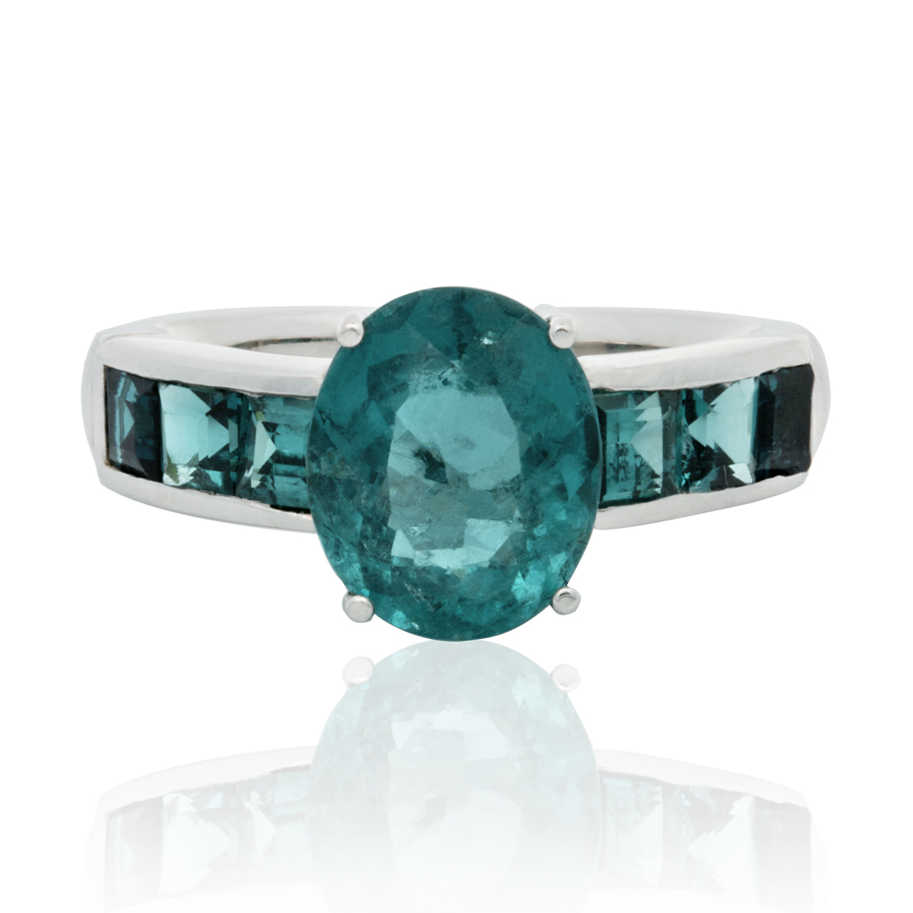 Cod. 0921-004AN

&nbsp;

Anel em ouro branco 18k com turmalinas azuis (indicolita) com pedra central oval, totalizando 3,58cts.

&nbsp;