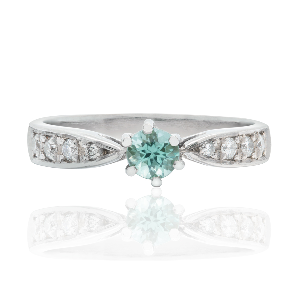 Cod. 0722-024AN

&nbsp;

Anel de ouro 18k com 0,10ct de brilhantes laterais e 0,16ct.