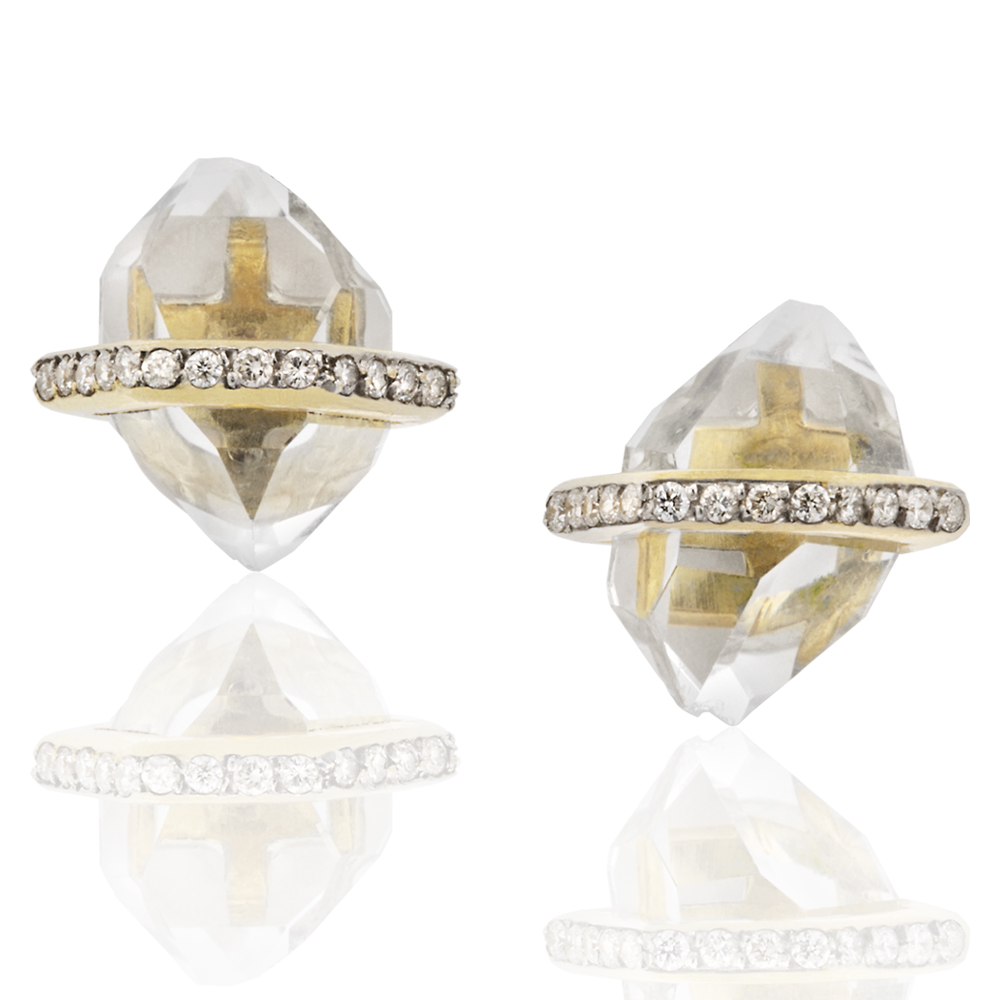 Cod. 1123-041BR

&nbsp;

Brinco em ouro amarelo 18k com brilhantes e cristal de Herkimer de aproximadamente 1cm cada.

Os Herkimers são cristais biterminados e únicos, por isso, as características dos cristais podem variar entre eles.

Prazo de entrega: até 10 dias.