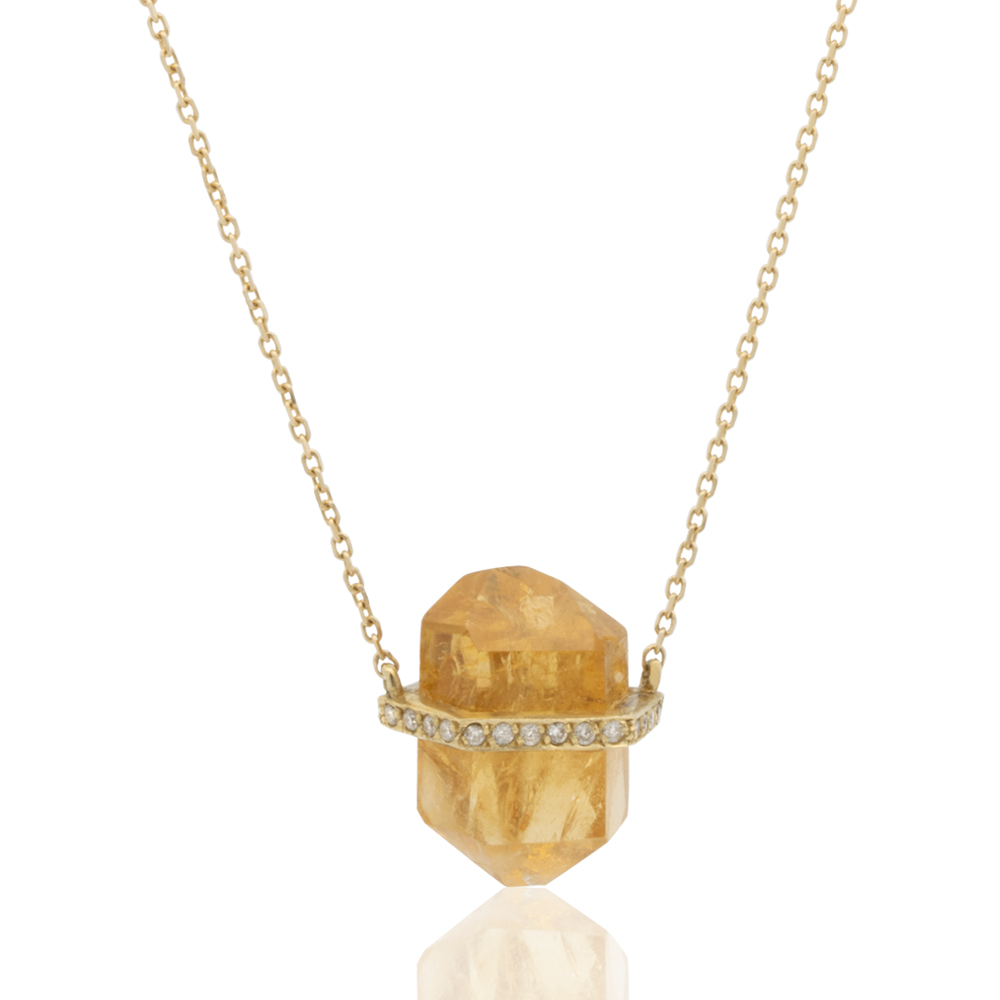 Cod. 1124-042CO

&nbsp;

Colar em ouro amarelo 18k com brilhantes e pingente em cristal de citrino de aproximadamente 2cm.

Os citrinos são cristais biterminados e únicos, por isso, as características dos cristais podem variar entre eles.

Prazo de entrega: até 10 dias.