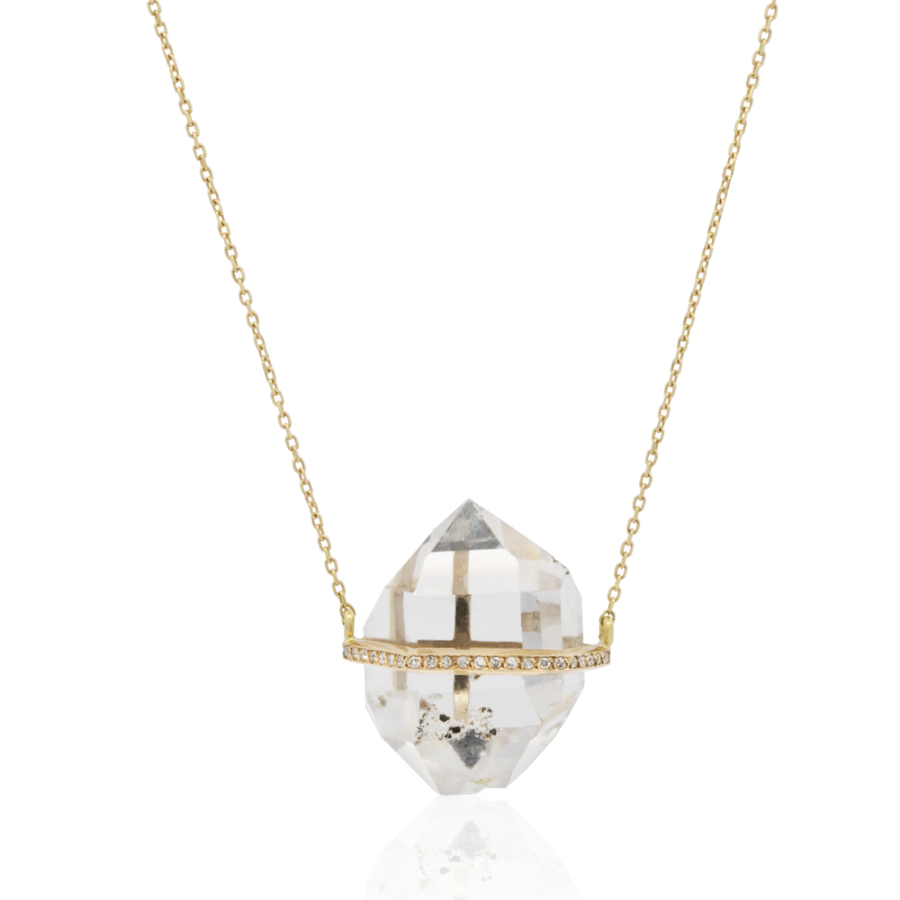 Cod. 1124-041CO

&nbsp;

Colar em ouro amarelo 18k com brilhantes e pingente em cristal de Herkimer de aproximadamente 3cm.

Os Herkimers são cristais biterminados e únicos, por isso, as características dos cristais podem variar entre eles.

Prazo de entrega: até 10 dias.