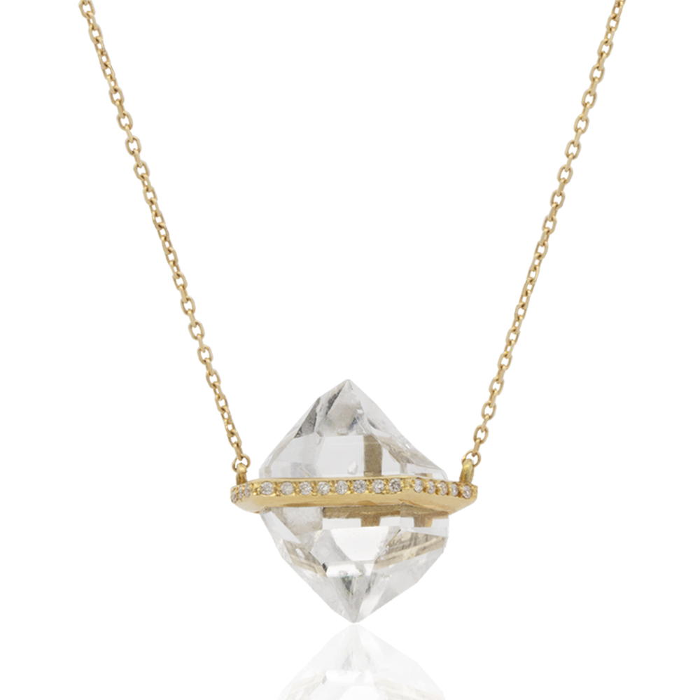 Cod. 1124-042CO

&nbsp;

Colar em ouro amarelo 18k com brilhantes e pingente em cristal de Herkimer de aproximadamente 2cm.

Os Herkimers são cristais biterminados e únicos, por isso, as características dos cristais podem variar entre eles.

Prazo de entrega: até 10 dias.