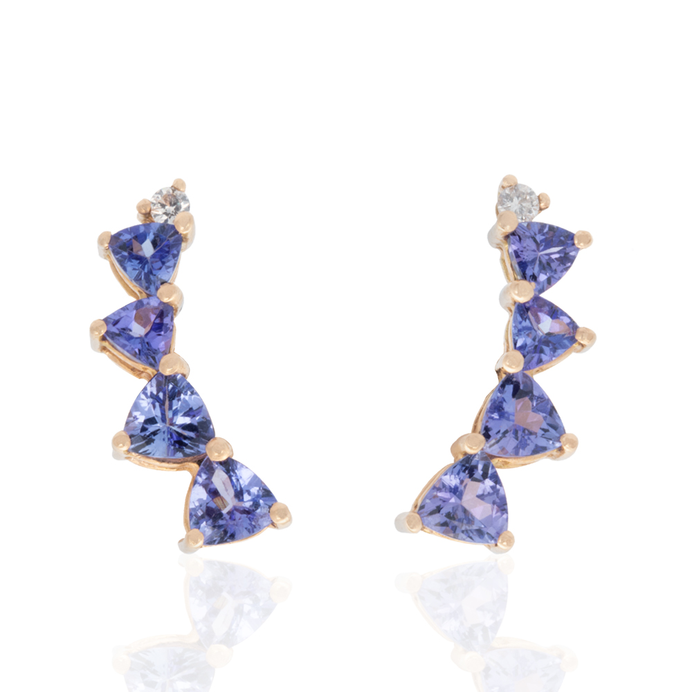 Cod. BR000189

&nbsp;

Brinco de ouro rose 18k com 2,28cts de tanzanitas trillions e 0,9cts de brilhante.