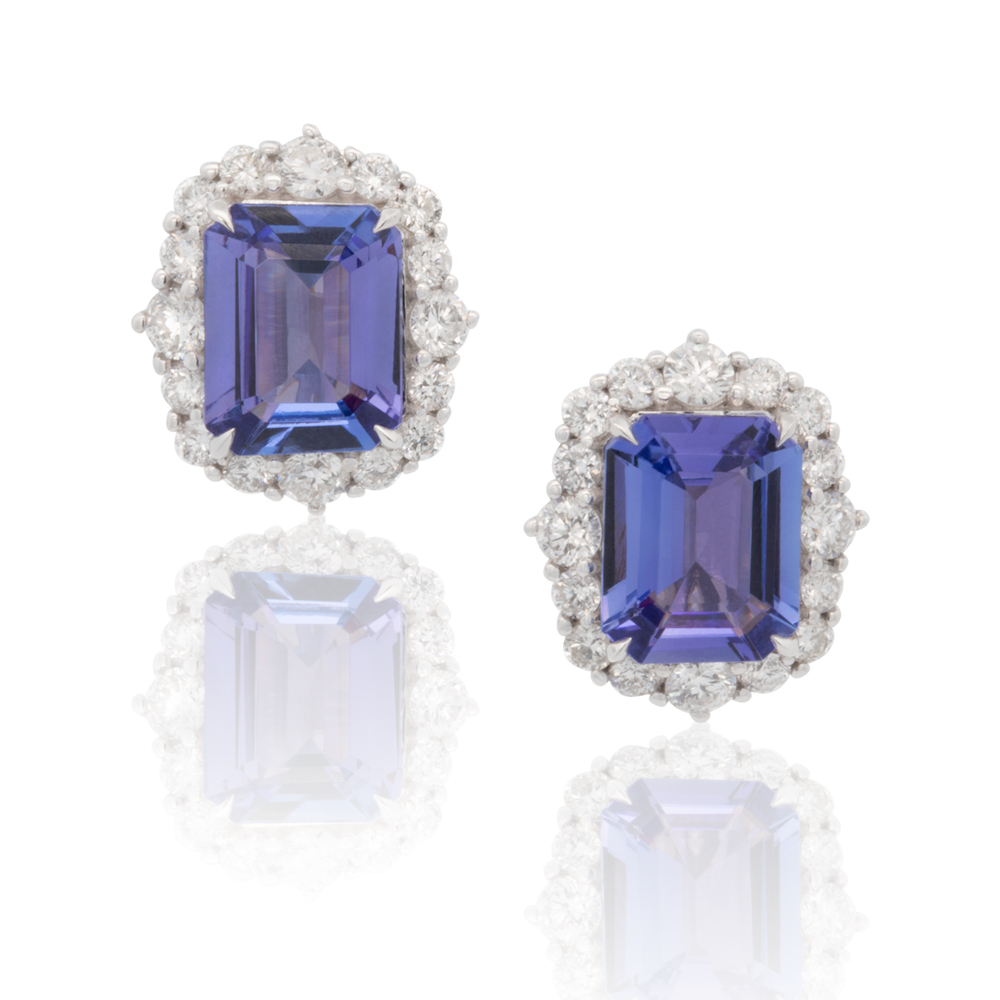 Cod. BR2303257

&nbsp;

Brinco de ouro branco 18k com 5,37cts de tanzanitas emerald cut e 1,09cts de brilhante.
